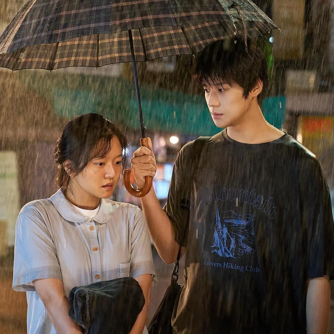 pavane18 - Go Ah-sung (left) and Moon Sang-min in Pavane.
source/copyright: Netflix