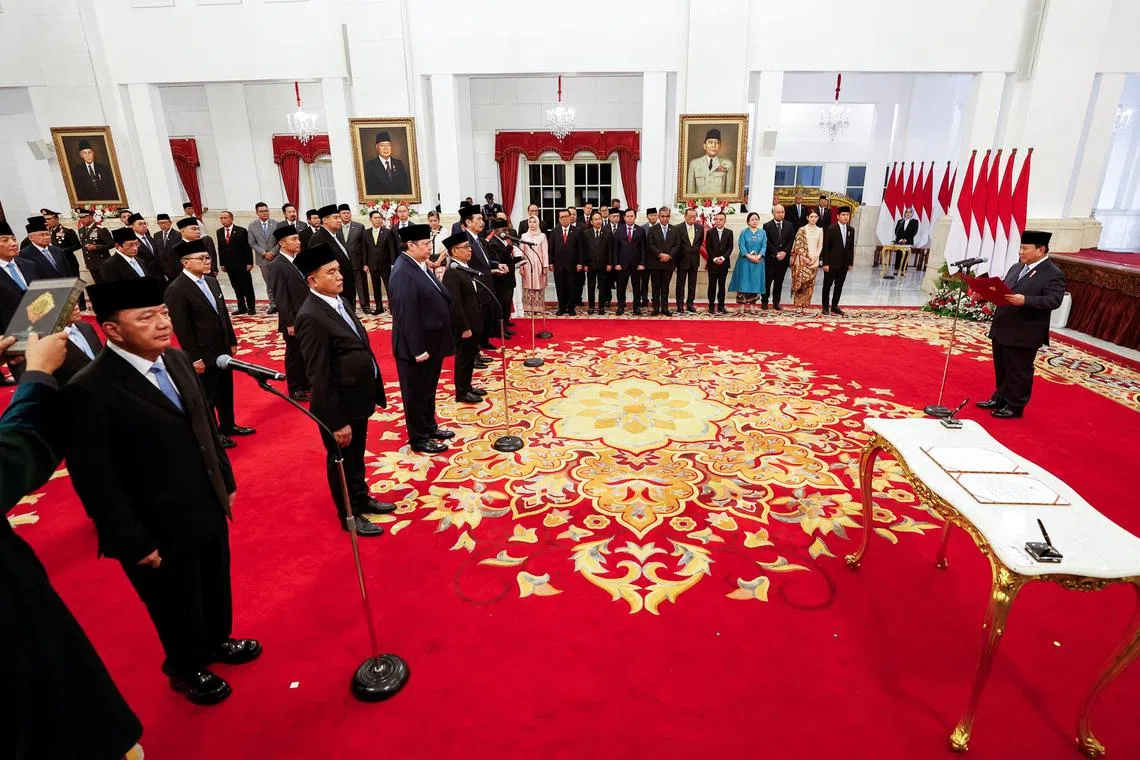 Indonesian President Prabowo Subianto reads out vows, taken by newly appointed ministers during an inauguration at the Presidential palace in Jakarta, October 21, 2024. REUTERS/Willy Kurniawan