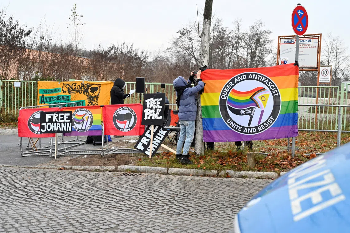 Demonstrators protest prior to the start of a trial of seven accused left extremists for membership in a criminal organisation on November 25, 2025 at the Higher Regional Court of Dresden, Germany. The seven defendants are alleged members of the 'Antifa East' gang suspected of attacks on right-wing extremist.     MATTHIAS RIETSCHEL/Pool via REUTERS