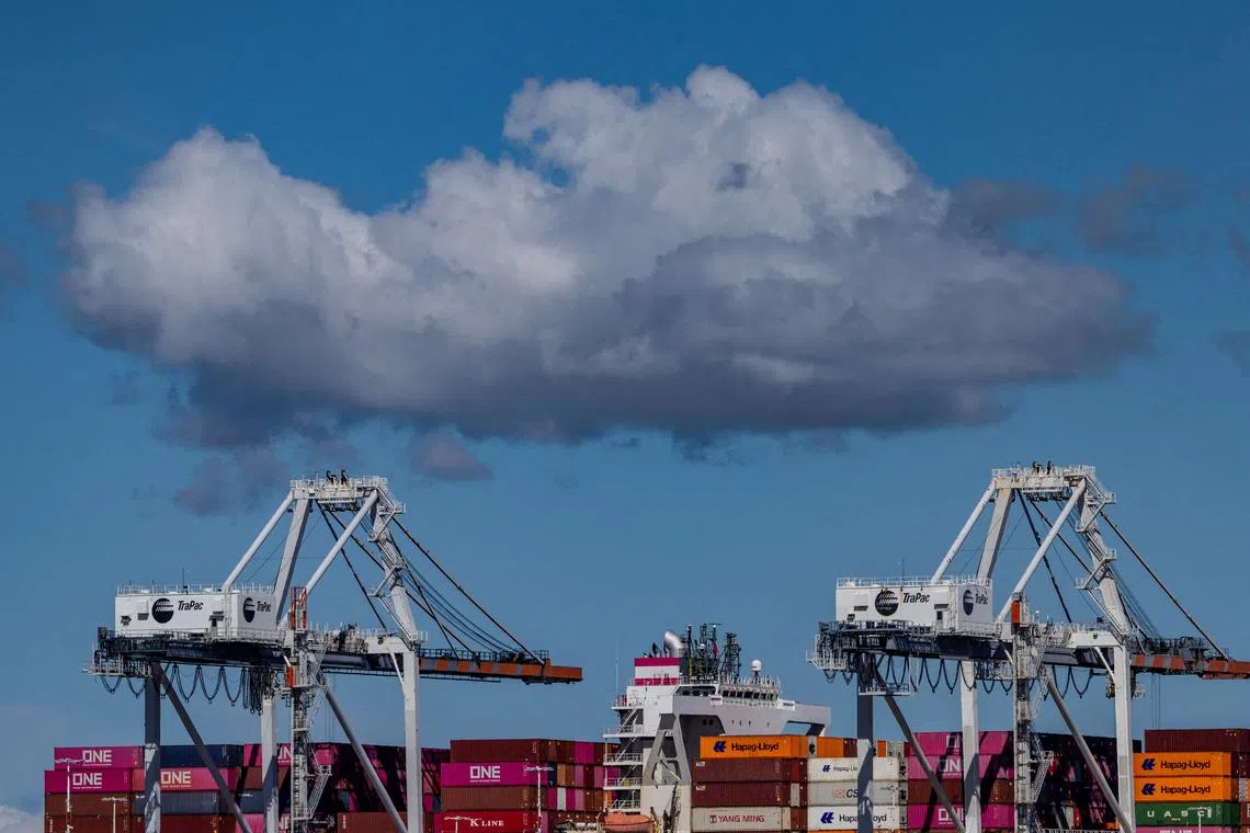 FILE PHOTO: A cargo ship full of shipping containers is seen at the port of Oakland, as trade tensions escalate over U.S. tariffs, in Oakland, California, U.S., March 6, 2025. REUTERS/Carlos Barria/File Photo
