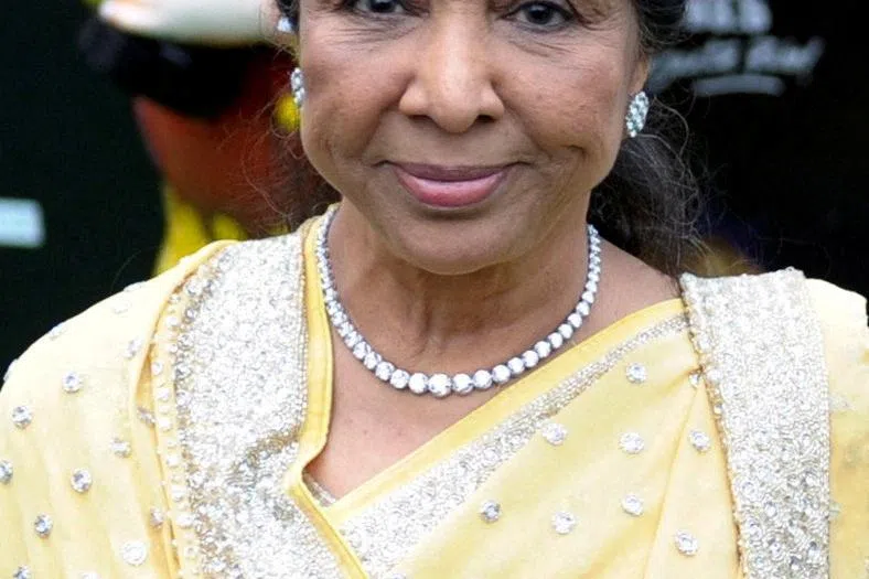 FILE PHOTO: Singer Asha Bhosle arrives on the green carpet before the International Indian Film Academy (IIFA) awards in Toronto June 25, 2011. REUTERS/Mike Cassese/File Photo