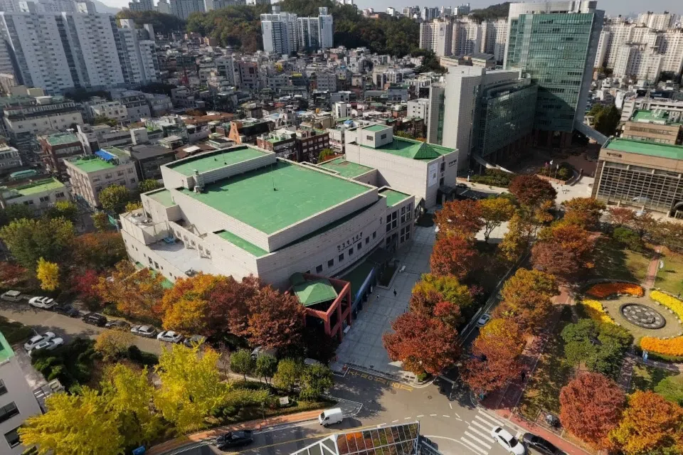 A notice posted at a Soongsil University dorm stated the nationality of students who were evicted for smoking indoors.