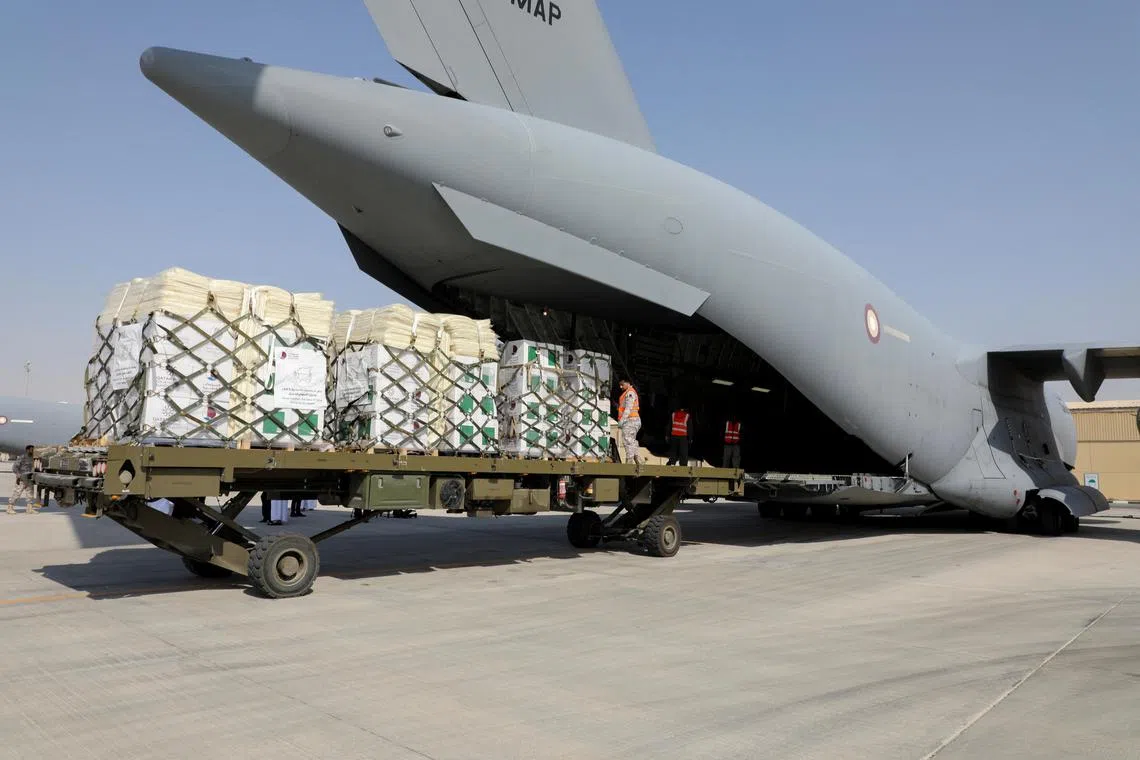 Qatari Emiri Air Force personnel loading aid in Turkey for delivery to Syria, on Dec 10.