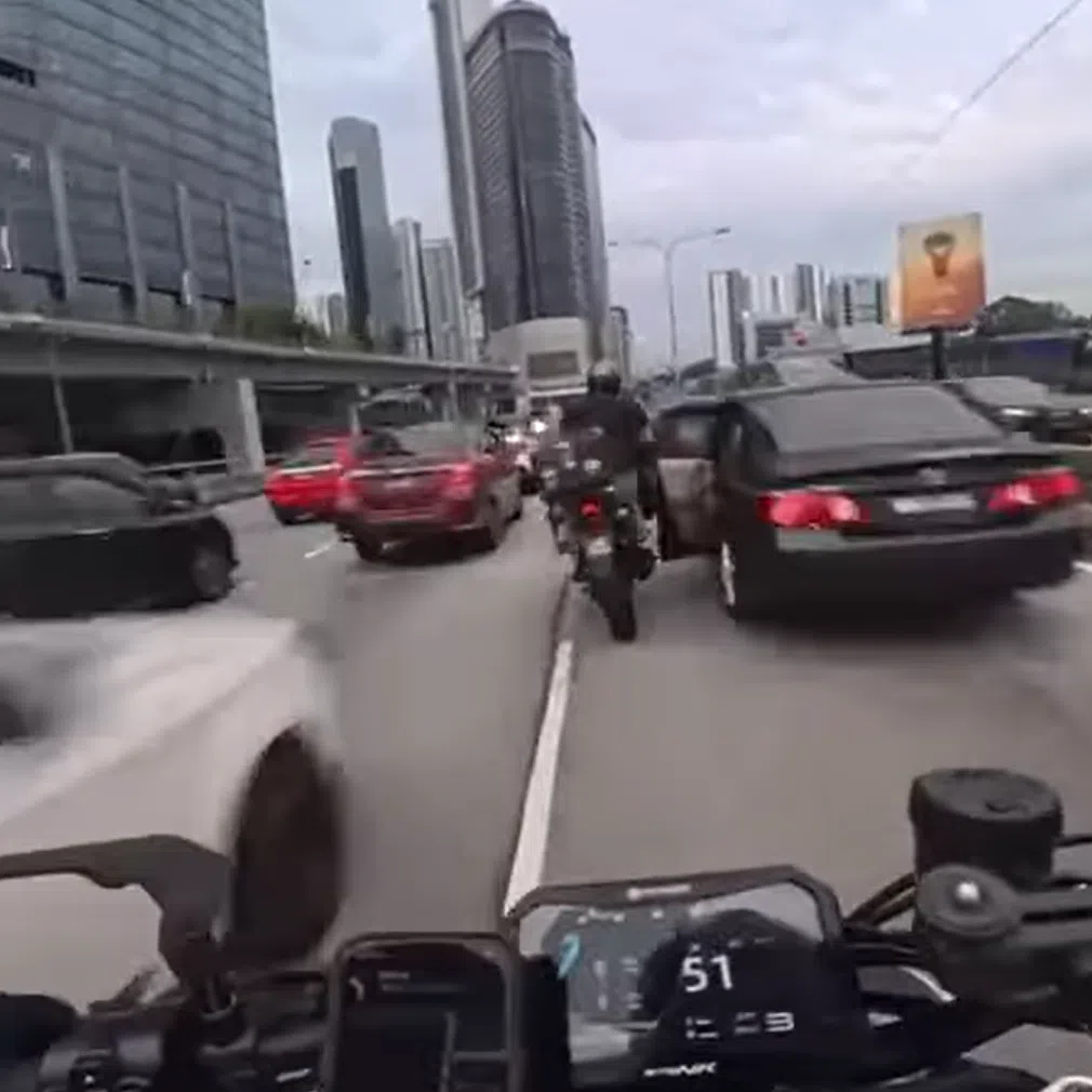 Investigations showed that the accident was caused by a child passenger suddenly opening a vehicle door, which obstructed the motorcyclist’s path.