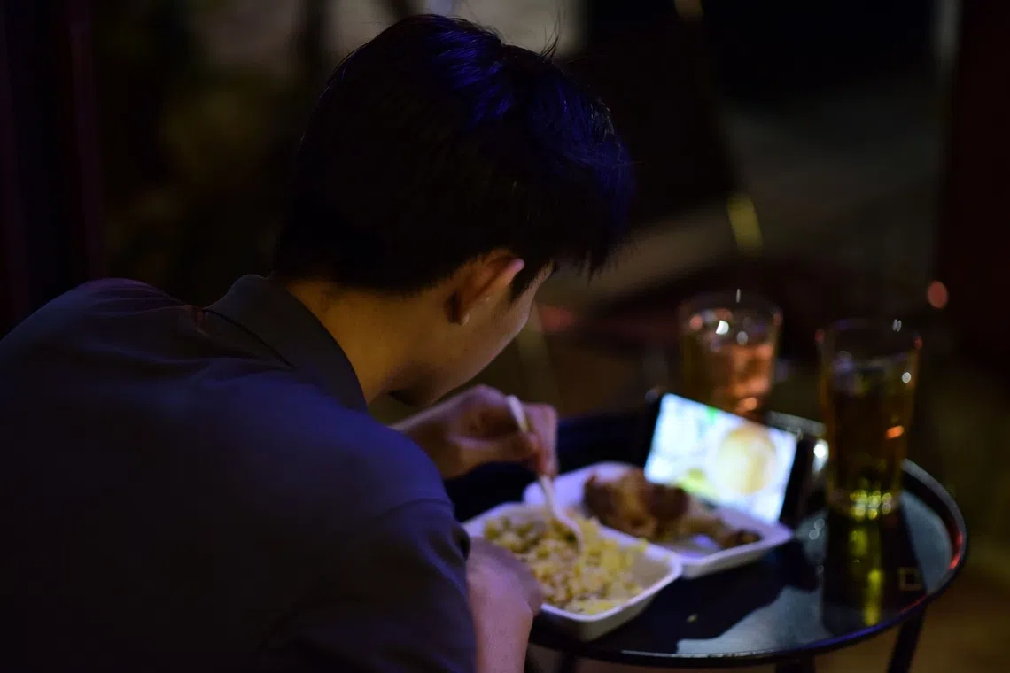 Smartphones may be contributing to an environment in which we are gradually learning to eat without really noticing that we are eating.