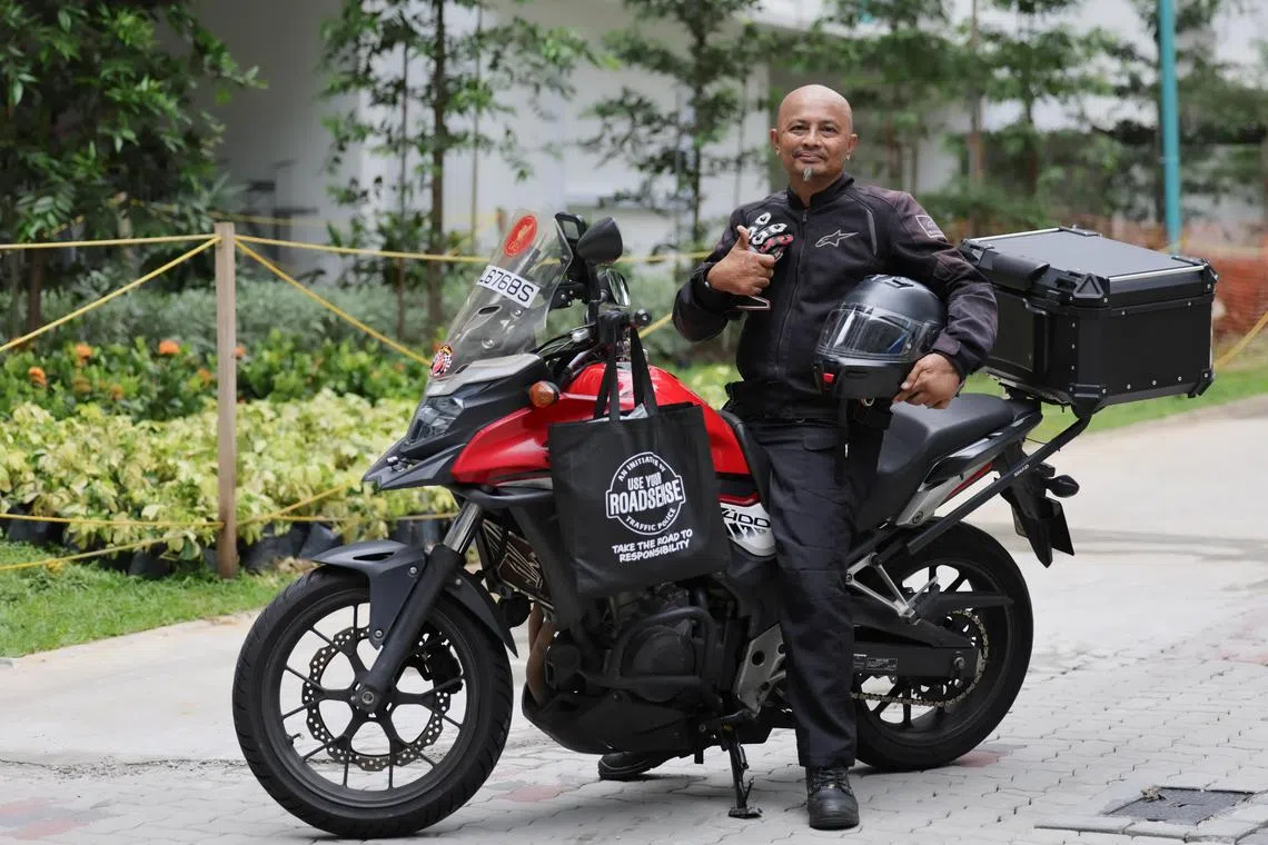 Mr Shaiful Amjad Basri was one of three motorists who were spotted by TP officers for responsible road behaviour or good habits and received a goodie bag on the first day of the “Reward the Sensible Motorists” Campaign on April 1, 2024.