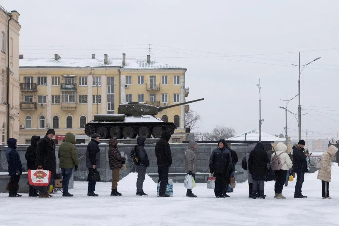 People line up at a bus stop during sub-zero temperatures, amid Russia's attack on Ukraine, in Kharkiv, Ukraine January 31, 2026. REUTERS/Thomas Peter       TPX IMAGES OF THE DAY