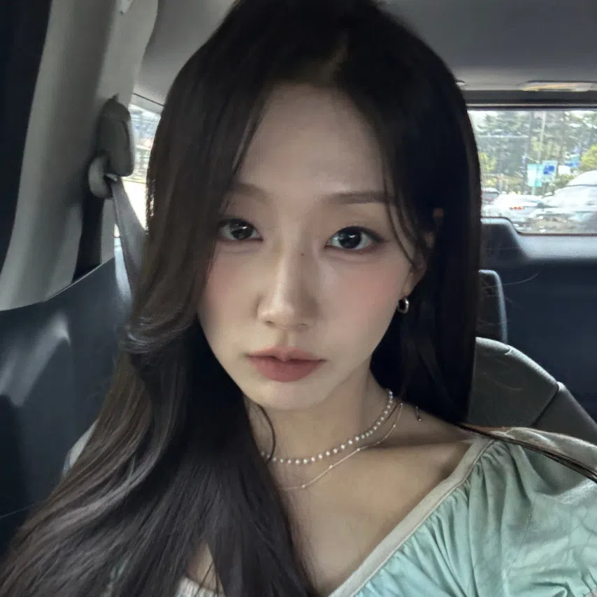 Lovelyz’s Jeong Ye-in (left) will be taking over the role previously played by Ahn Ha-young.