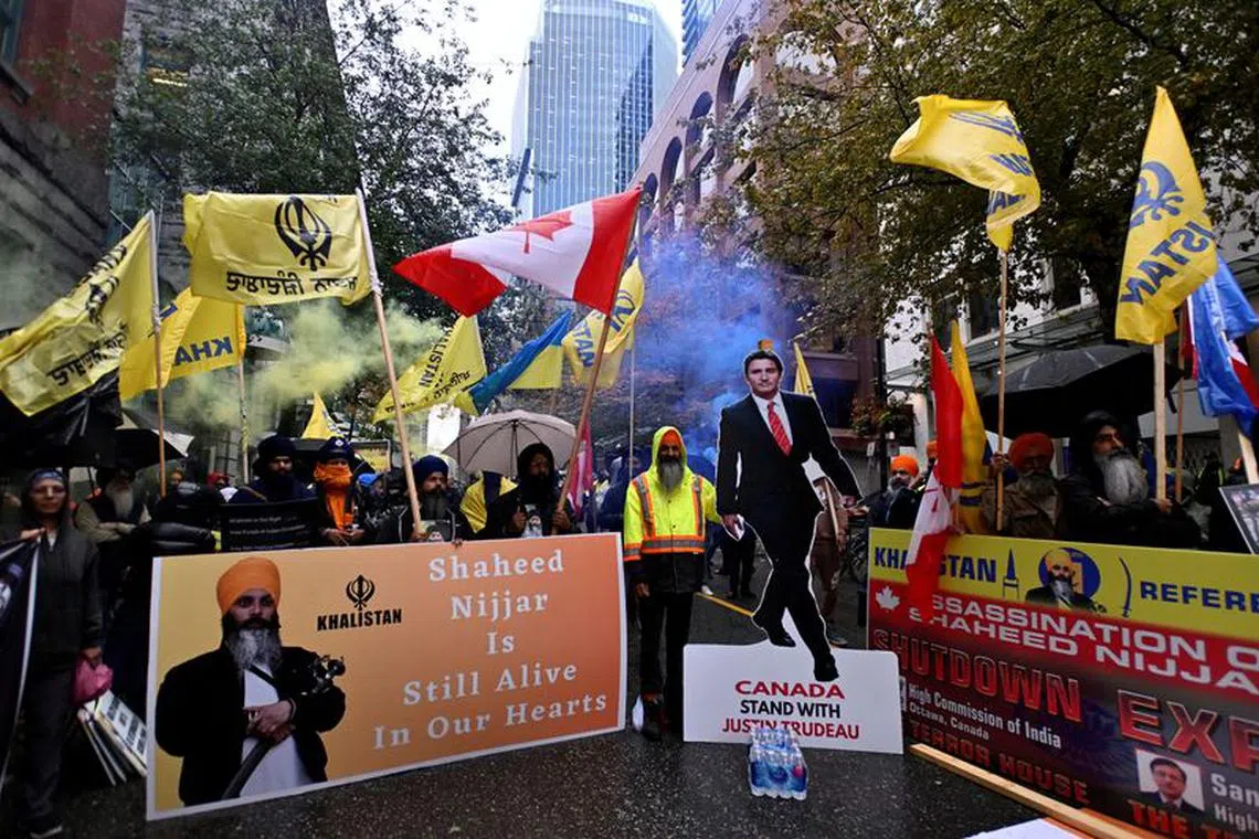 FILE PHOTO: Flags and signs are seen as demonstrators protest outside India's consulate, a week after Canada's Prime Minister Justin Trudeau raised the prospect of New Delhi's involvement in the murder of Sikh separatist leader Hardeep Singh Nijjar, in Vancouver, British Columbia, Canada September 25, 2023.  REUTERS/Jennifer Gauthier/File Photo