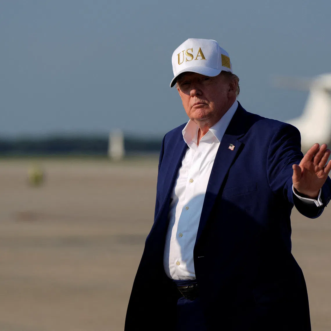 After US President Donald Trump boarded the old Air Force One in front of cameras in Ankara, he was secretly shuttled to a smaller plane, an Air Force C-32A.