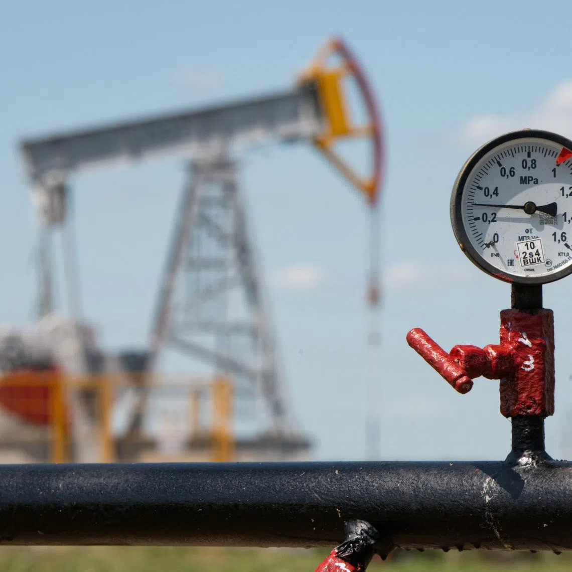 FILE PHOTO: A view shows a pressure gauge near oil pump jacks outside Almetyevsk, in the Republic of Tatarstan, Russia July 14, 2025. REUTERS/Stringer/File Photo