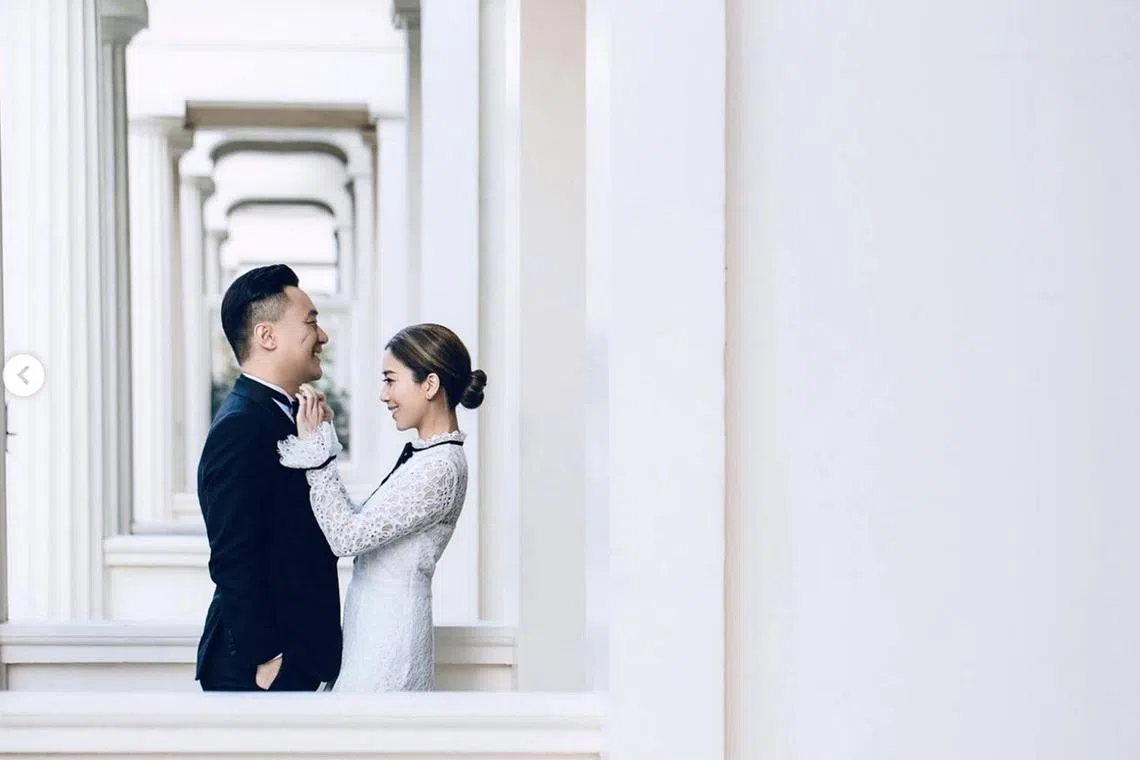 Hong Kong actress Mandy Wong has married her jeweller boyfriend of 10 years.