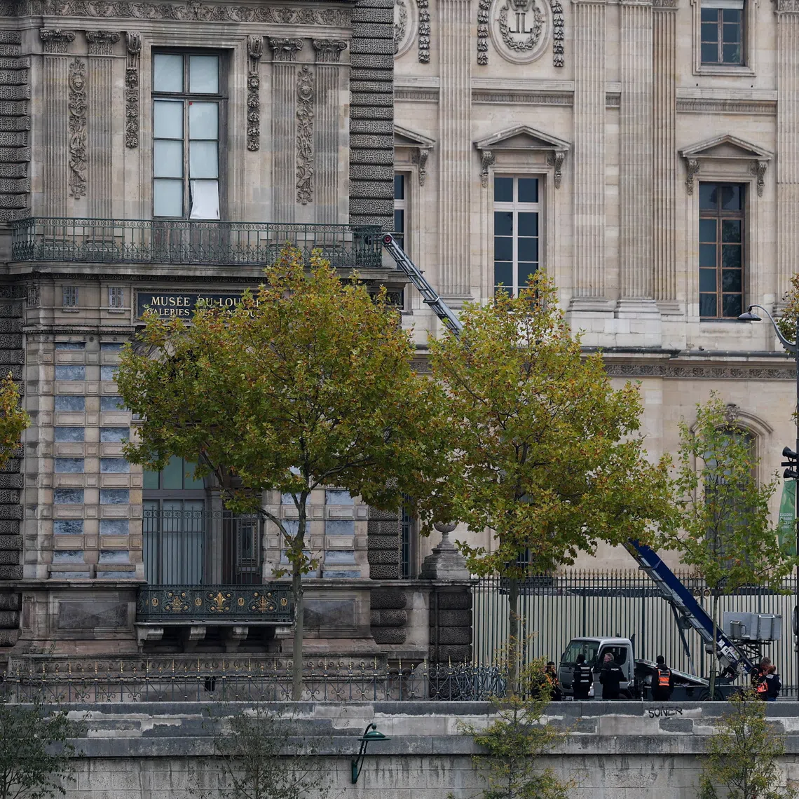 A view shows a crane believed to be used in an alleged robbery at the Louvre museum, in Paris, France, October 19, 2025. REUTERS/Gonzalo Fuentes