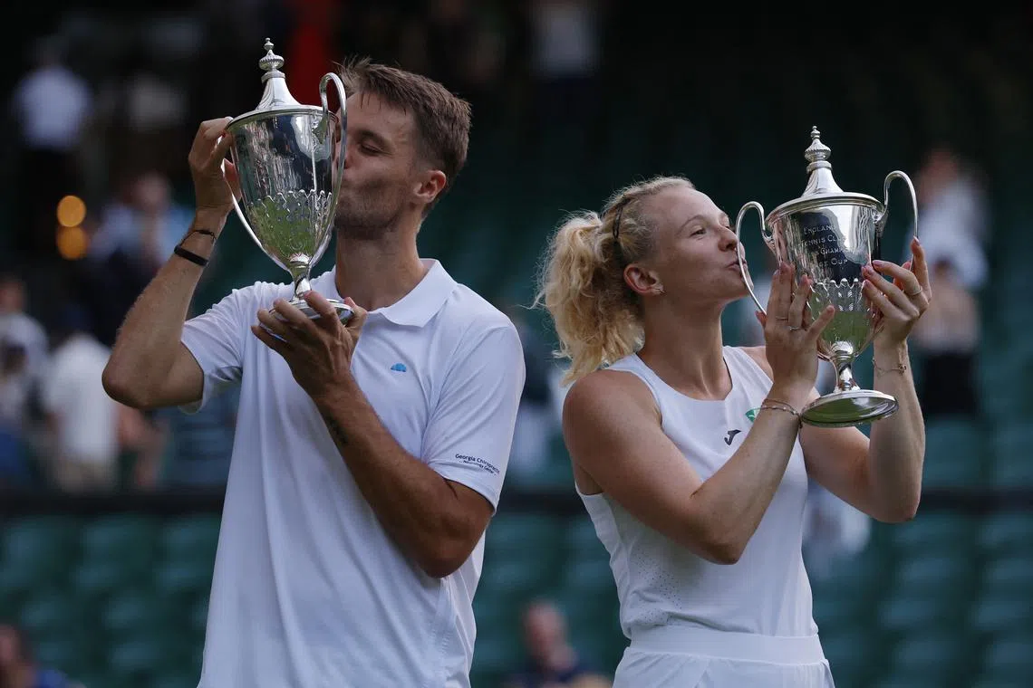 Tennis - Wimbledon - All England Lawn Tennis and Croquet Club, London, Britain - July 10, 2025 Netherlands' Sem Verbeek and Czech Republic's Katerina Siniakova celebrate with a trophy after winning the mixed doubles final against Britain's Joe Salisbury and Brazil's Luisa Stefani REUTERS/Andrew Couldridge