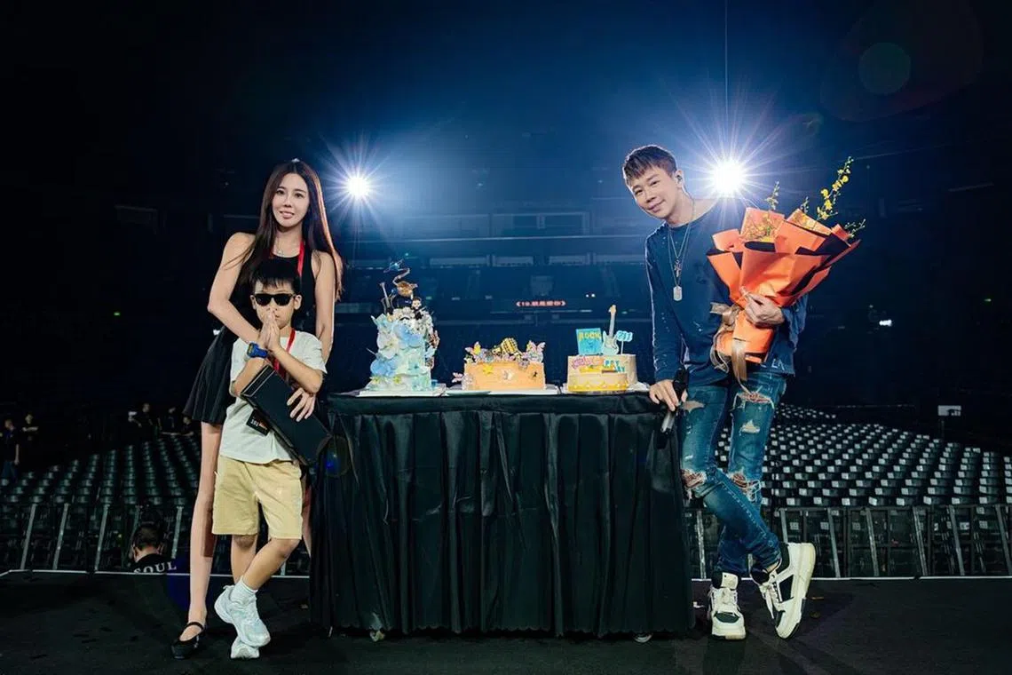 David Tao shared photos with his wife Penny Chiang and their son Bonbon on stage. 