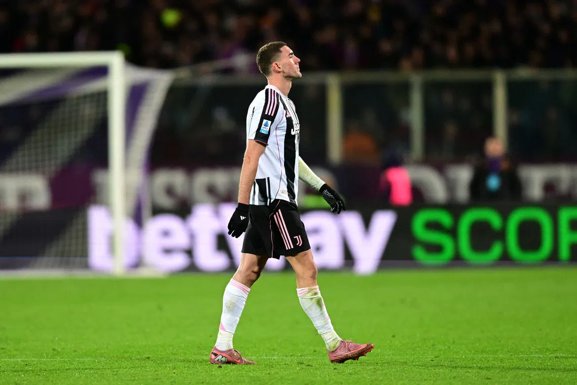 Soccer Football - Serie A - Fiorentina v Juventus - Stadio Artemio Franchi, Florence, Italy - November 22, 2025 Juventus' Dusan Vlahovic leaves the pitch as he is substituted off REUTERS/Daniele Mascolo