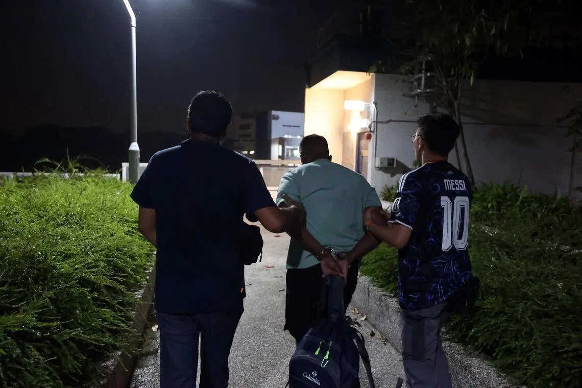 CMG20260408-KwongKC01/ 邝启聪　/姚进顺　/移民与关卡局例行取替行动，拘捕过期居留近九个月外籍劳工，拘捕过程，包括搜身检查背包是否有危险物品和核对护照后拘捕。/ICA HQ,　block 574 woodland
embargo until 10 April 5aCMG20260408-KwongKC01/ 邝启聪/姚进顺/移民与关卡局例行取替行动，拘捕过期居留近九个月外籍劳工，拘捕过程，包括搜身检查背包是否有危险物品和核对护照后拘捕。/ICA HQ/ Block 574 woodlands
EMBARGO until 10 april 5 amCMG20260408-KwongKC01/ 邝启聪/姚进顺/移民与关卡局例行取替行动，拘捕过期居留近九个月外籍劳工，拘捕过程，包括搜身检查背包是否有危险物品和核对护照后拘捕。/ICA HQ/ Block 574 woodlands