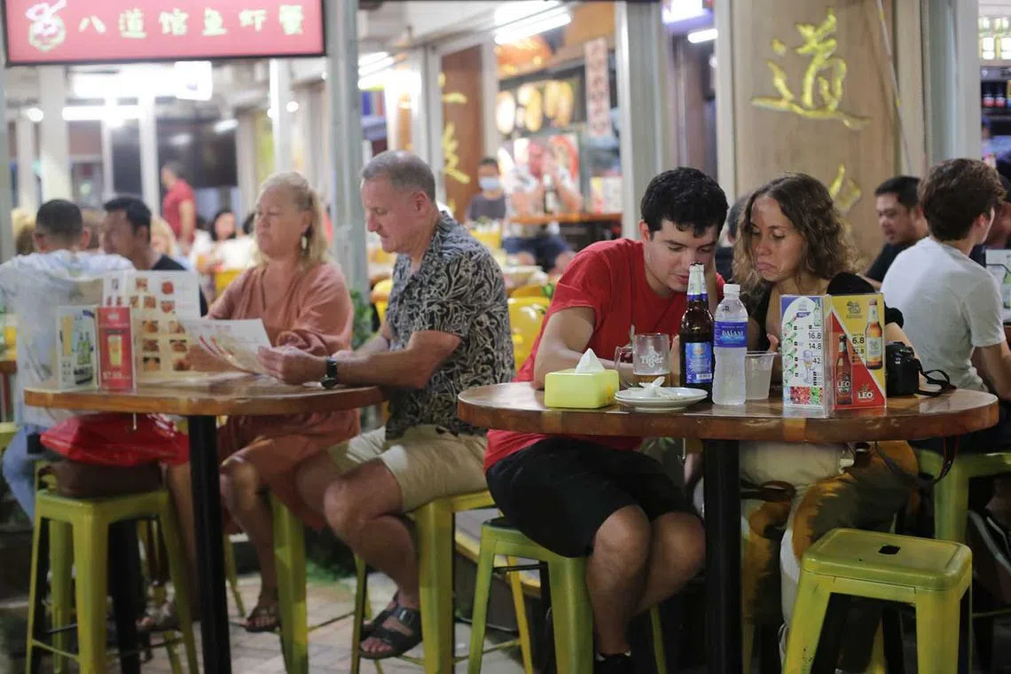 ST20230629_202321670481: Gin Tay / pixgeneric/ General scene of tourists dining at a seafood restaurant in Chinatown on June 29, 2023. Can use for stories about tourists, expat, vacation, holiday, spending, F&B, spending, GDP, Chinatown, travel,