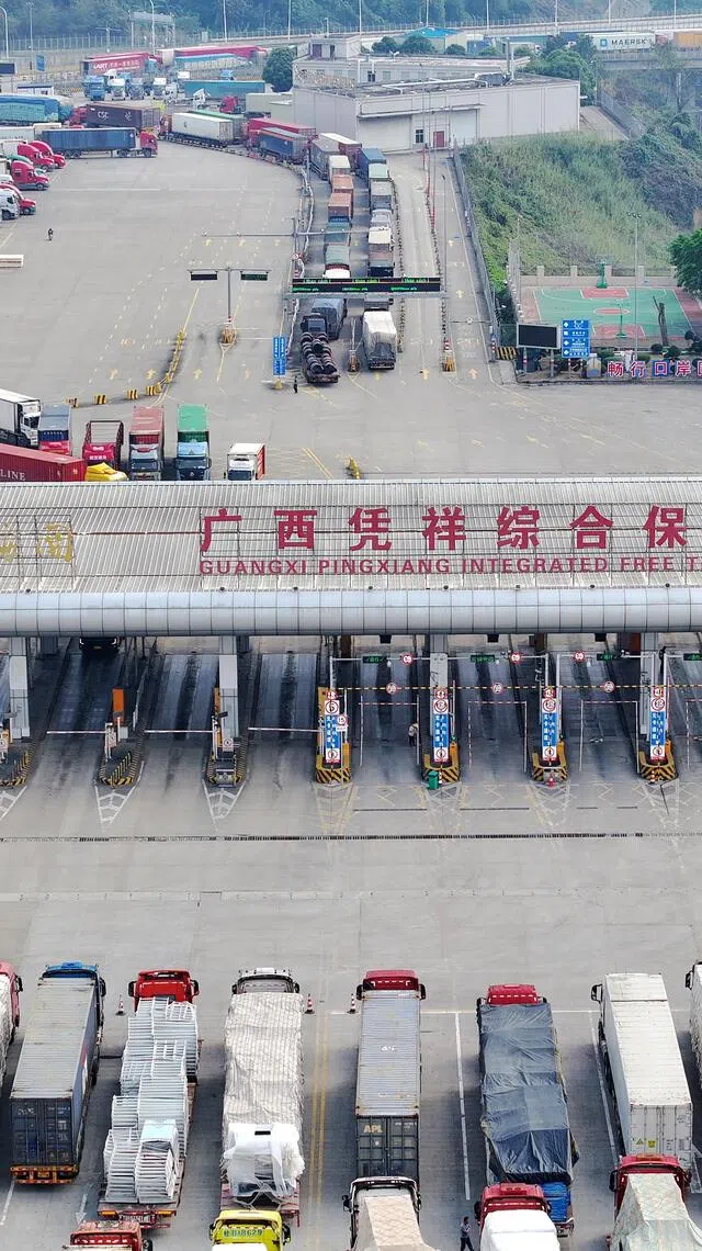 (250302) -- NANNING, March 2, 2025 (Xinhua) -- An aerial drone photo shows a view of Guangxi Pingxiang Integrated Free Trade Zone in Pingxiang City, south China's Guangxi Zhuang Autonomous Region, March 1, 2025.
  With the booming economic and trade cooperation between China and Vietnam, major border ports witness increasing border traffic. (Xinhua/Zhou Hua)