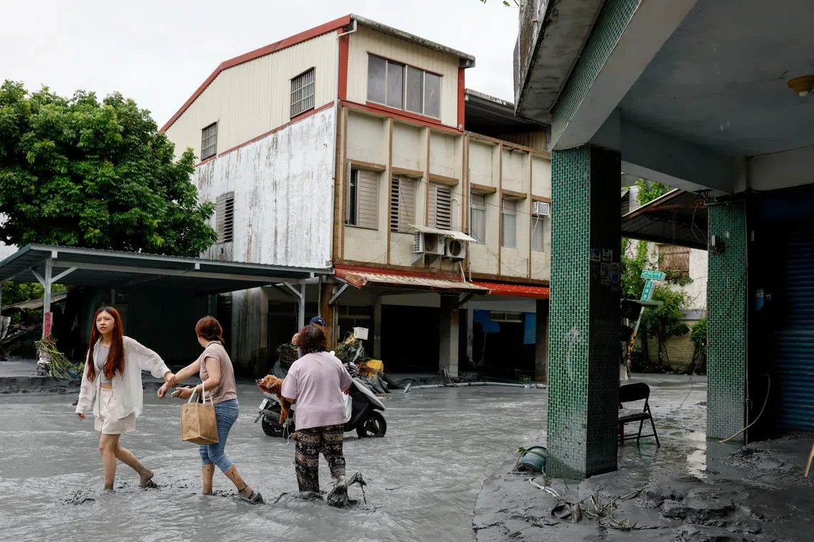 People evacuate from flooding on Sept 24 after Super Typhoon Ragasa caused a barrier lake to burst in Hualien.
