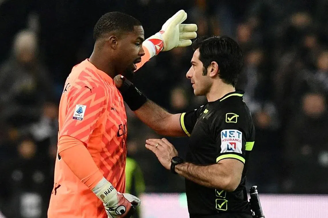 Soccer Football - Serie A - Udinese v AC Milan - Dacia Arena, Udine, Italy - January 20, 2024 AC Milan's Mike Maignan talks to referee Fabio Maresca after allegedly being racially abused by Udinese fans REUTERS/Jennifer Lorenzini