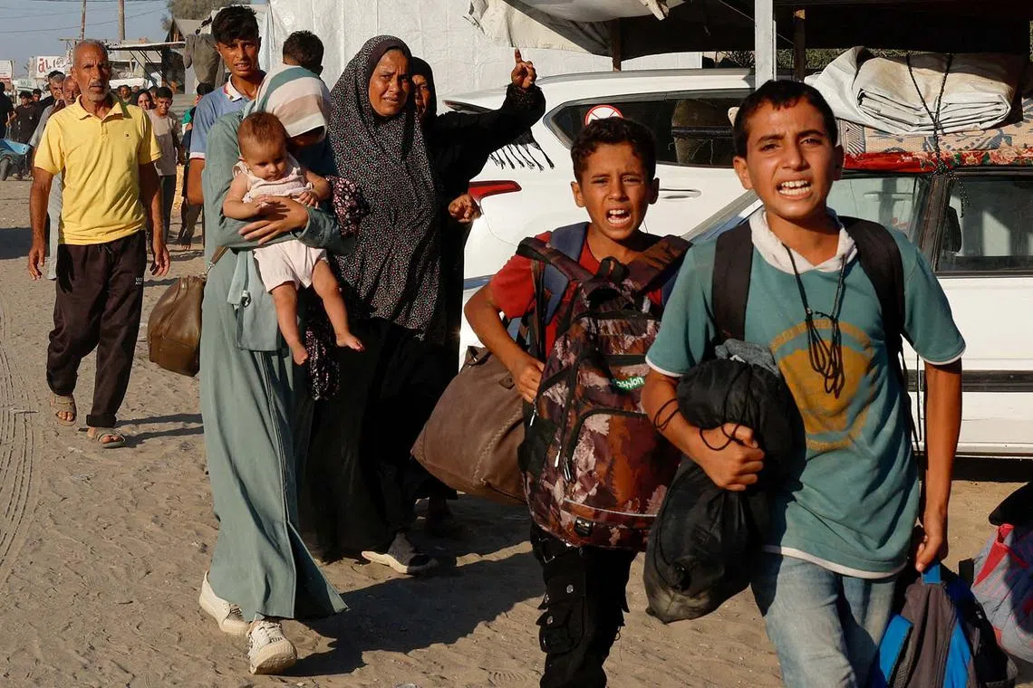 Displaced Palestinians on the move as they flee the western part of Khan Younis following an evacuation order by the Israeli army, amid the Israel- Hamas conflict, in the southern Gaza Strip, Aug 21, 2024. 