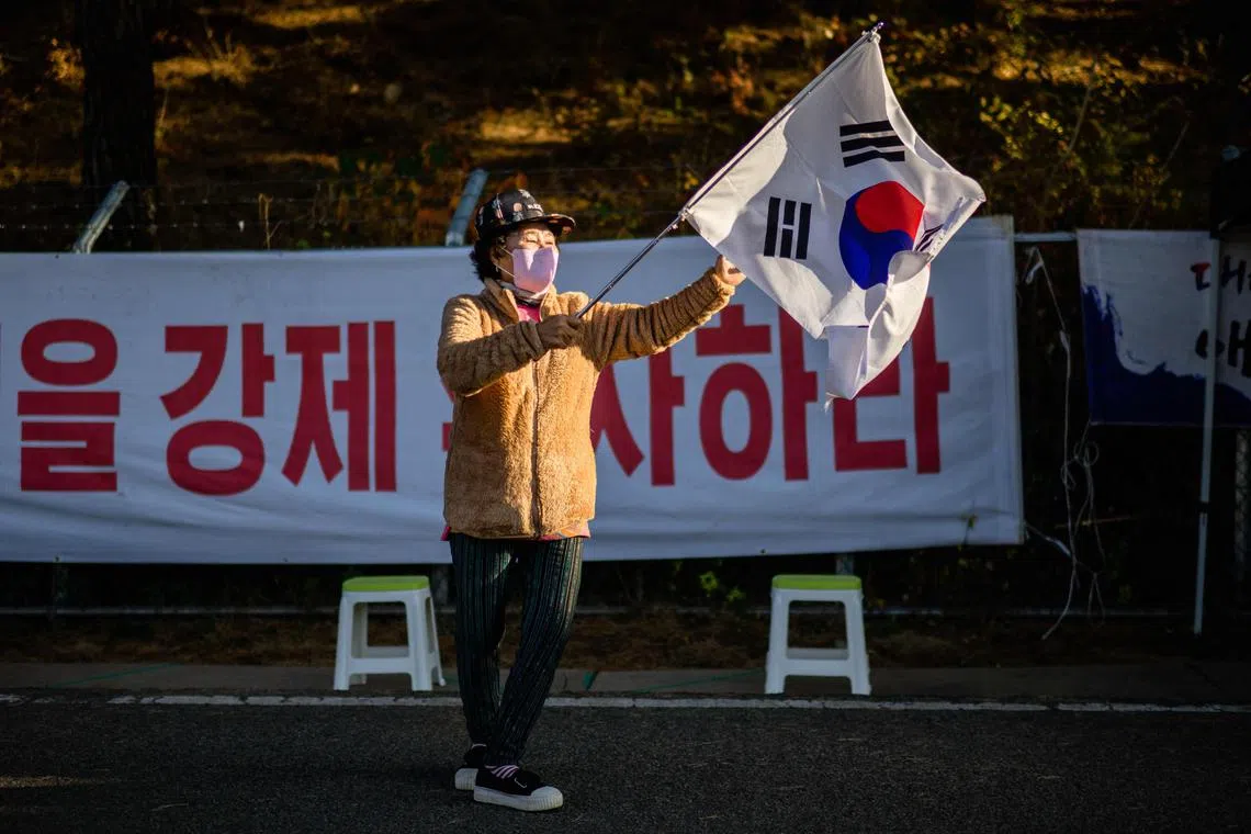 Protesters have been ordered to stay 300m away from former president Moon Jae-in’s retirement home in Pyeongsan village.