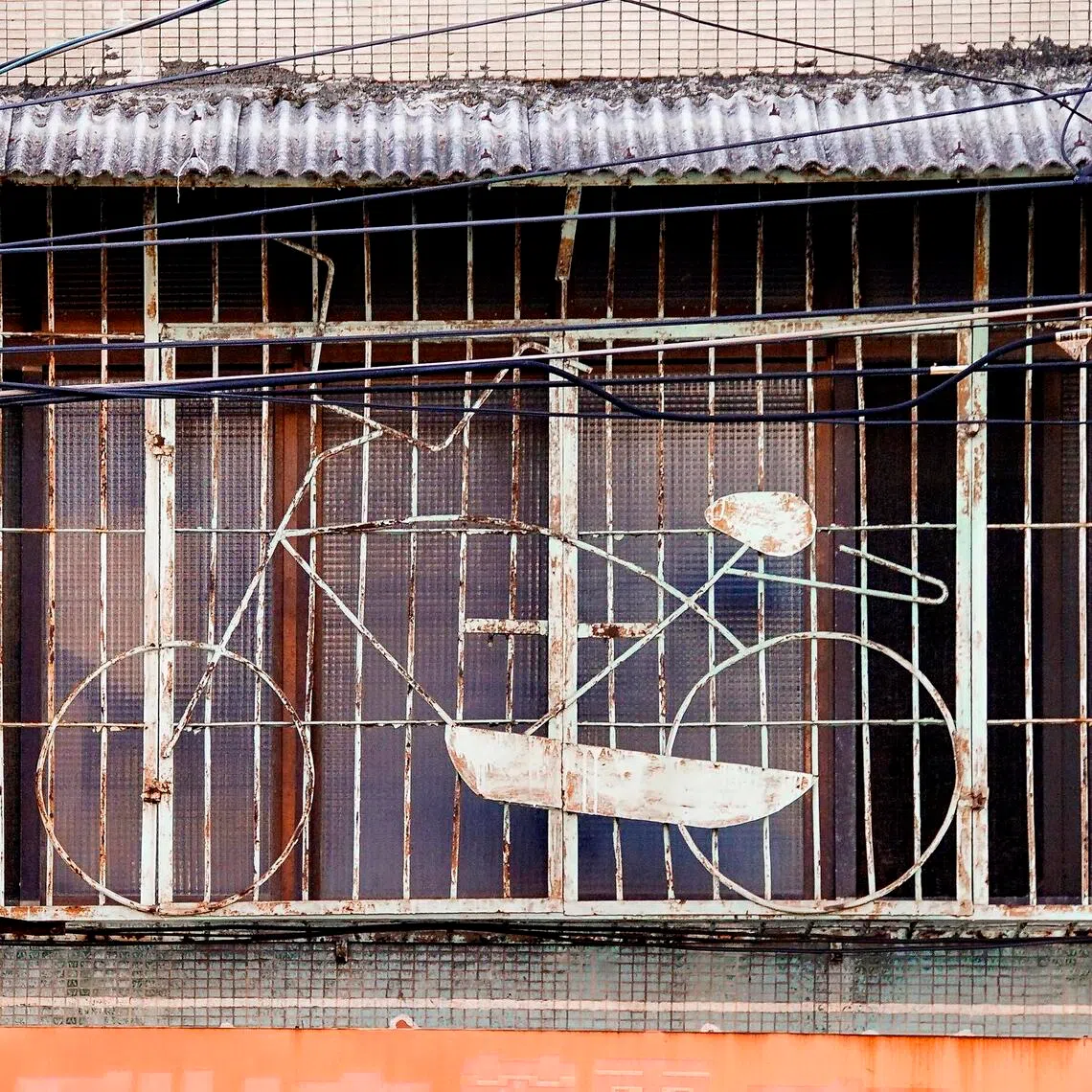 During the few decades of the Taiwan Miracle, metalworkers were given free rein to weld steel into art. The metal window cages of the time therefore featured elaborate motifs.