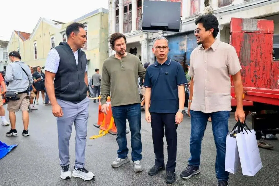 (From left) Hans Isaac, Mark Wahlberg and Fahmi Fadzil on the set of The Big Fix in George Town.