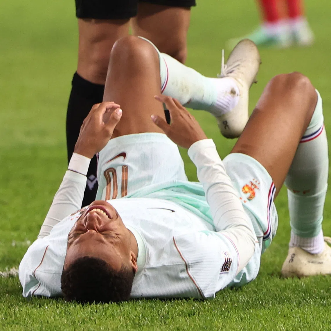 Soccer Football - Nations League - Group A - Turkey v France - Kocaeli Stadium, Kocaeli, Turkey - September 25, 2026 France's Kylian Mbappe reacts on the ground injured after he scores their first goal REUTERS/Murad Sezer