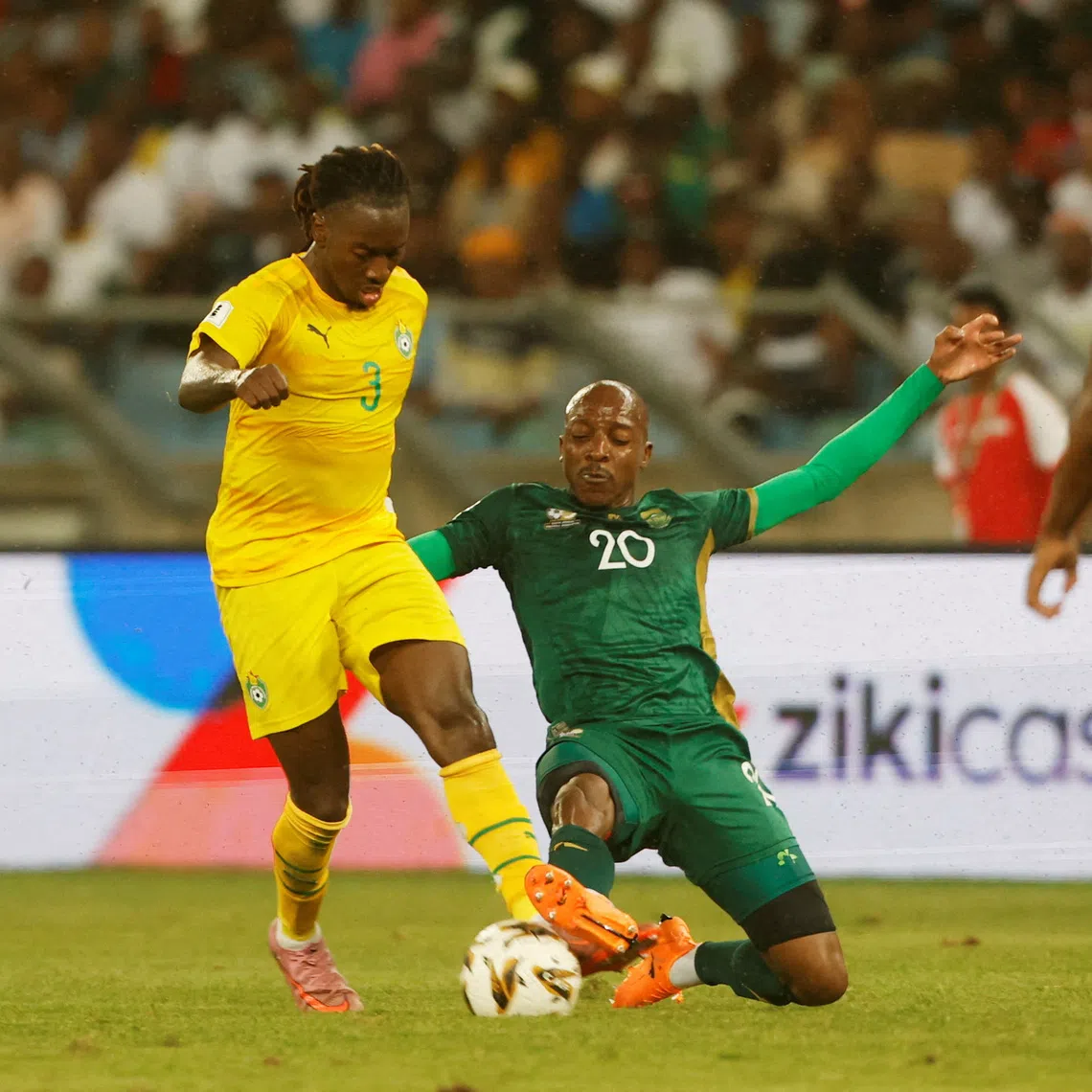 FILE PHOTO: Soccer Football - FIFA World Cup - CAF Qualifiers - Group C - Zimbabwe v South Africa - Moses Mabhida Stadium, Durban, South Africa - October 10, 2025  Zimbabwe's Jordan Zemura in action with South Africa's Khuliso Mudau REUTERS/Rogan Ward/File Photo