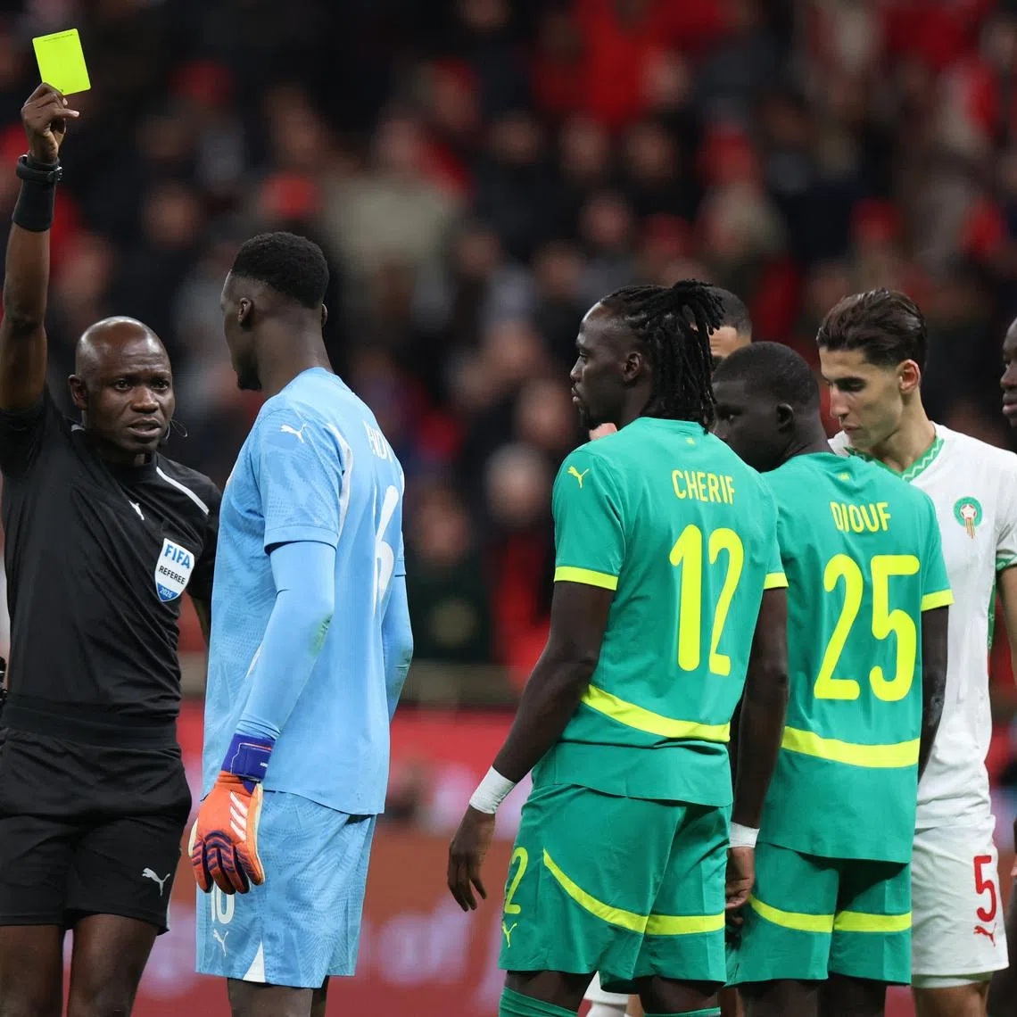 Soccer Football - CAF Africa Cup of Nations - Morocco 2025 - Final - Senegal v Morocco - Prince Moulay Abdellah Stadium, Rabat, Morocco - January 18, 2026 Senegal's Edouard Mendy is shown a yellow card by referee Jean-Jacques Ndala REUTERS/Amr Abdallah Dalsh