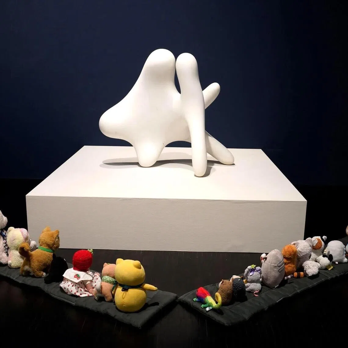 Plushies “visit” The National Museum of Modern Art in Tokyo.
