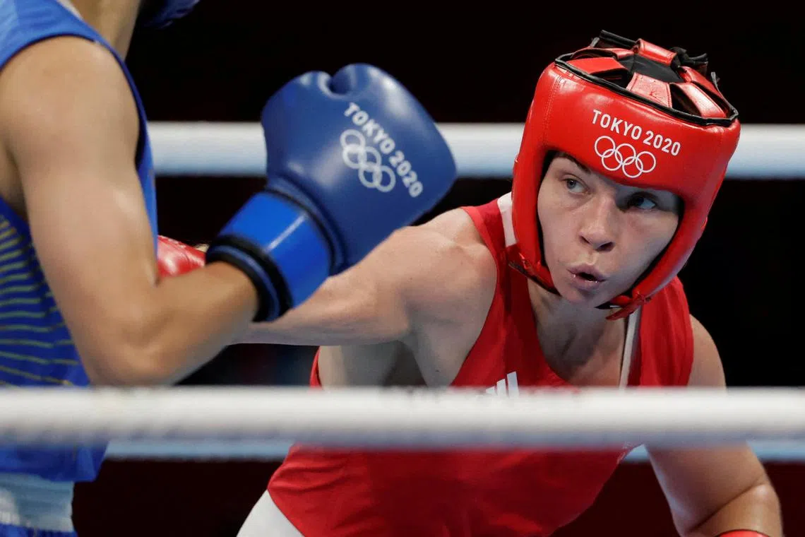 FILE PHOTO: Tokyo 2020 Olympics - Boxing - Women's Middleweight - Final - Kokugikan Arena - Tokyo, Japan - August 8, 2021. Lauren Price of Britain in action against Li Qian of China REUTERS/Ueslei Marcelino/File Photo