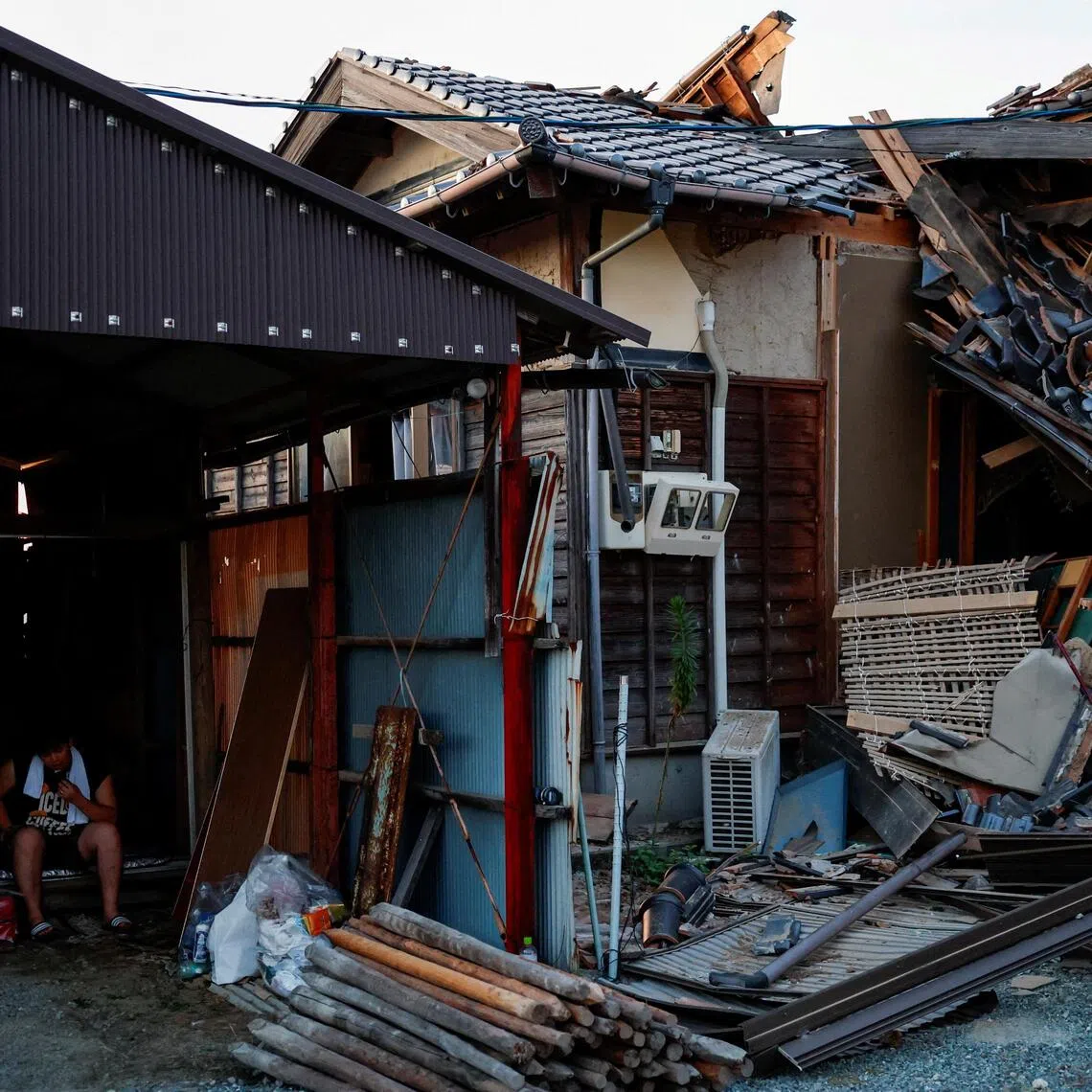 In Yatsushiro, 579 people, accounting for more than half of the evacuees, remain in shelters, followed by 263 in Uki, 155 in Hikawa and 65 in Uto.