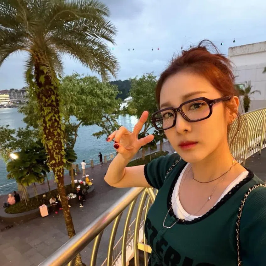 South Korean singer Sandara Park of 2NE1 shared photographs on Instagram on Jan 29 with the caption: “I (heart emoji) SG”.