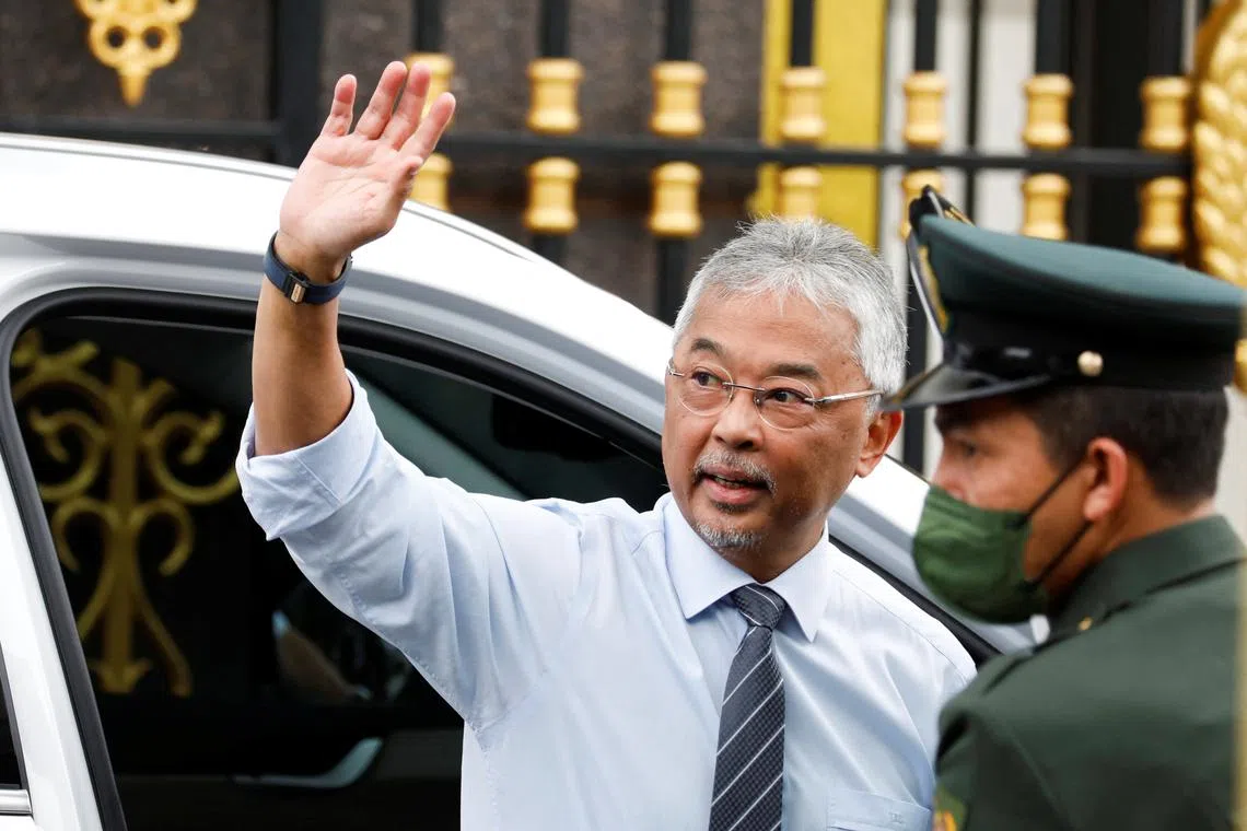 Malaysian King Sultan Abdullah Sultan Ahmad Shah waves to media members waiting outside the National Palace in Kuala Lumpur, Malaysia November 21, 2022. REUTERS/Hasnoor Hussain