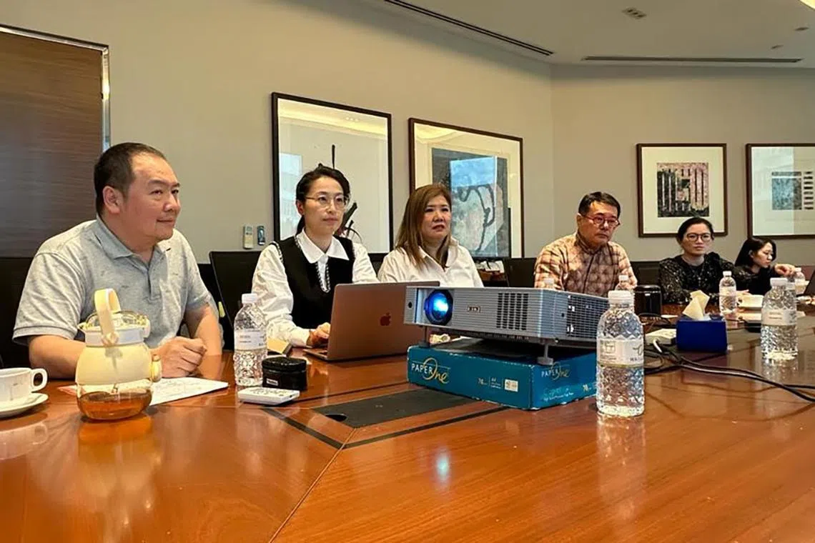Ms Catherine Yeow (third from left) in a meeting with fellow members of the Singapore Puxian (Hinghwa) Network.