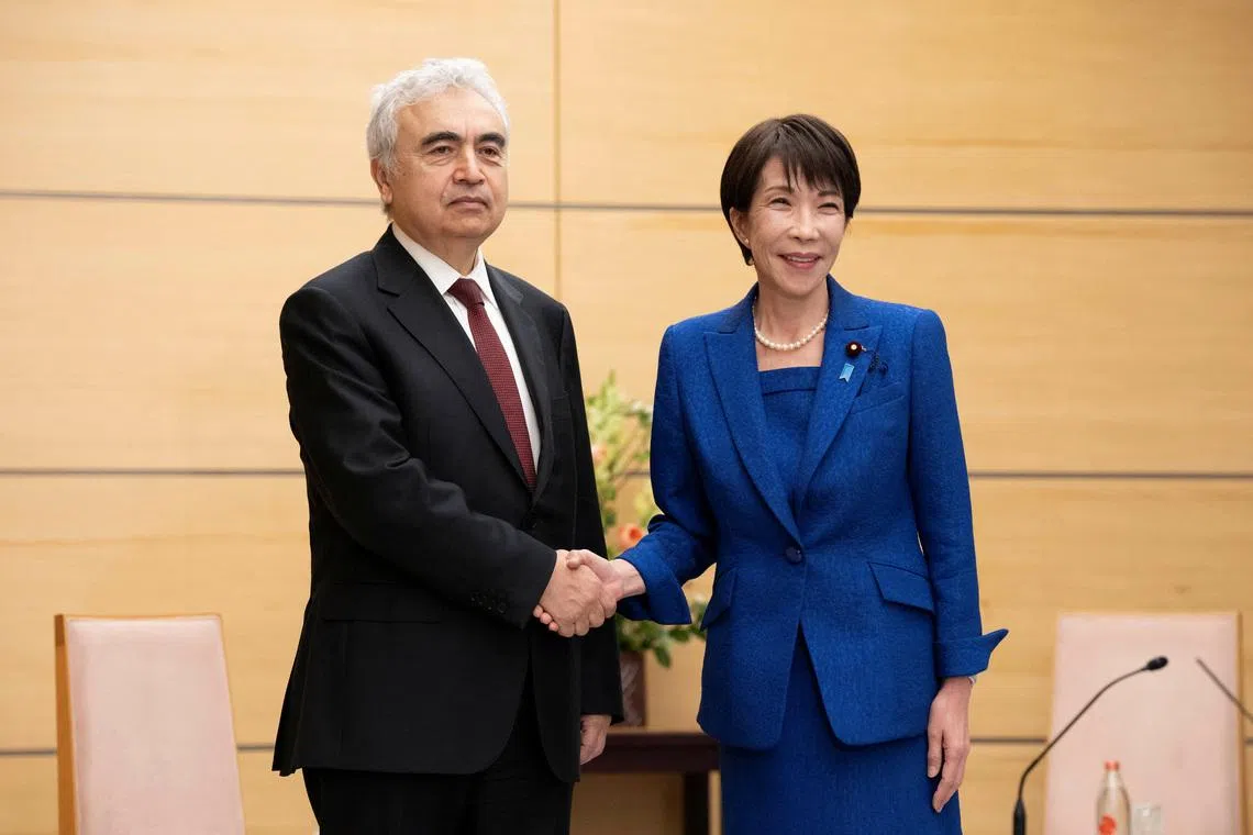 Japan's Prime Minister Sanae Takaichi (R) and Executive Director of the International Energy Agency (IEA) Fatih Birol pose at the beginning of their meeting at the Prime Minister's Office in Tokyo on March 25, 2026.     YUICHI YAMAZAKI/Pool via REUTERS