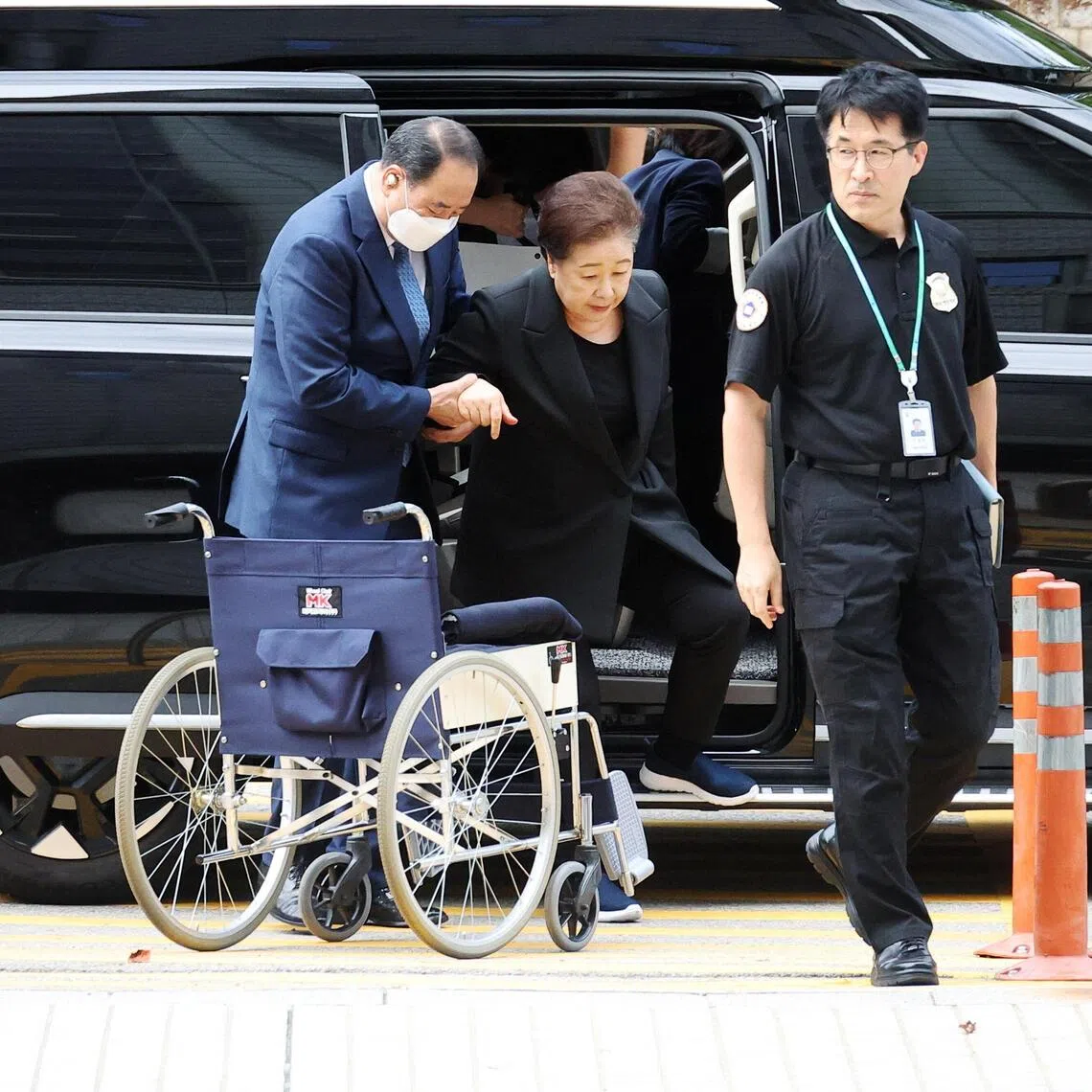 Han Hak-ja, the leader of the Unification Church, arrives at a court to attend a hearing to review her arrest warrant requested by special prosecutors in Seoul, South Korea, September 22, 2025.   REUTERS/Kim Hong-Ji