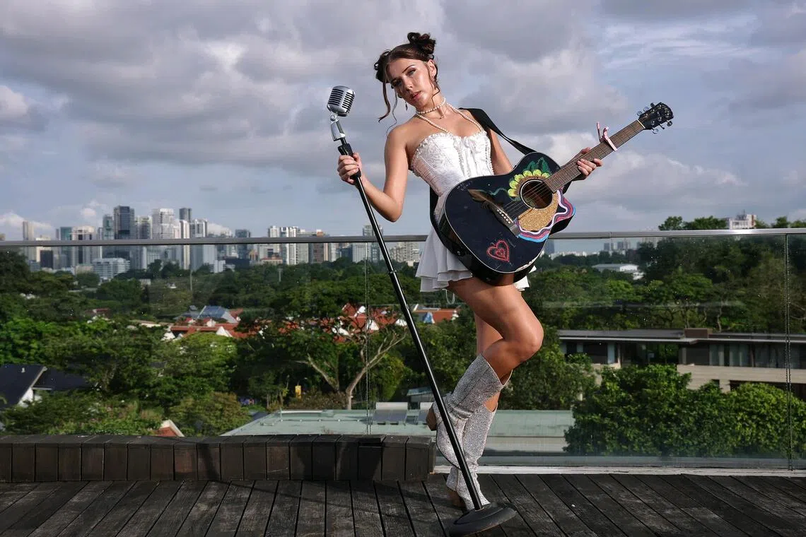Singer-songwriter Kira Peace, 20, made her debut with her first song at the age of 12.