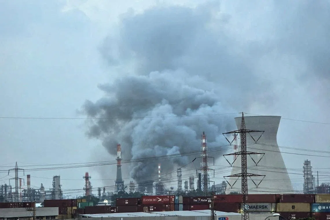 وطن نيوز – هجوم إيراني يضرب مصفاة النفط الإسرائيلية في حيفا، مع وقوع بعض الأضرار