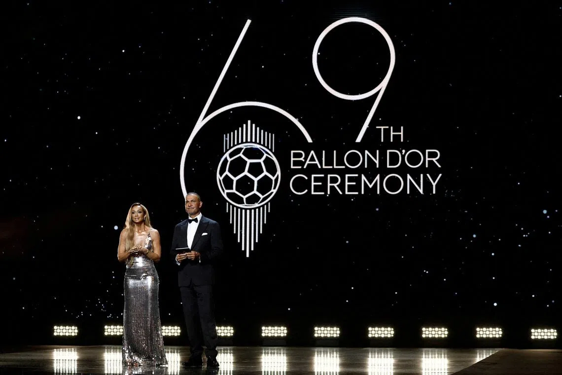 Soccer Football - Ballon d'Or - Theatre du Chatelet, Paris, France - September 22, 2025 British broadcaster Kate Scott and former footballer Ruud Gullit during the ceremony REUTERS/Benoit Tessier/File Photo