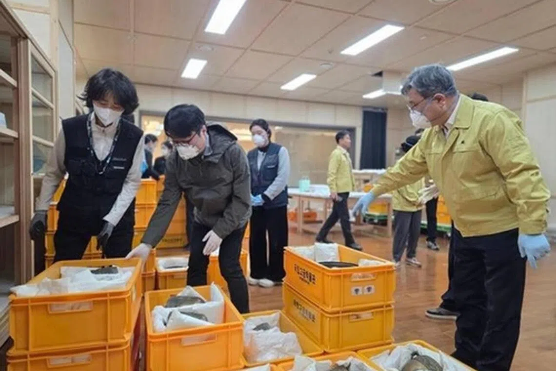 Korea Heritage Service’s Administrator Heo Min directs the precautionary relocation of key artifacts at the National Palace Museum of Korea in Seoul on Jan 23, after a predawn fire at the site.
