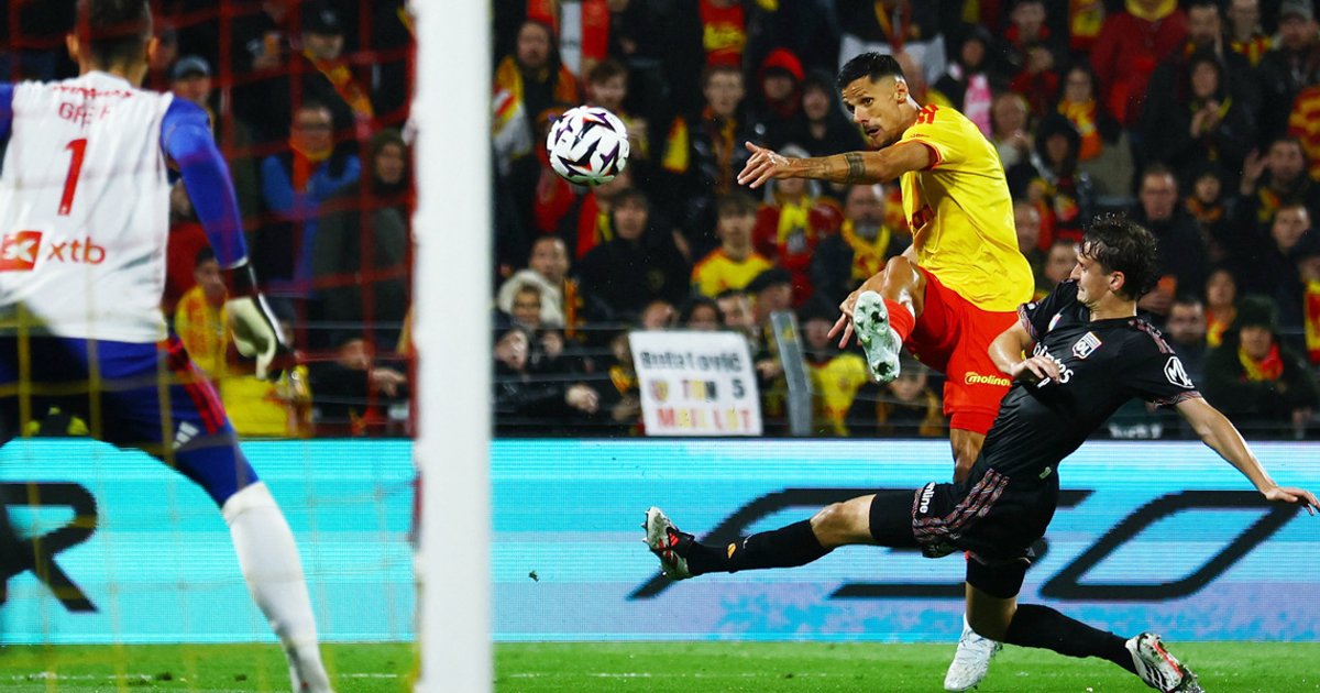 Lens hang on for much needed win to climb up Ligue 1 standings