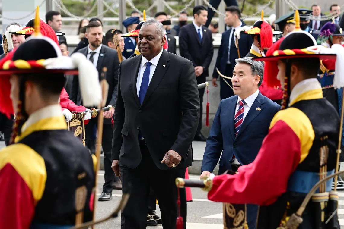 epa10440721 South Korean Defense Minister Lee Jong-sup (C-R) and his US counterpart Lloyd Austin move to a venue for talks after inspecting an honor guard at the defense ministry in Seoul, South Korea 31 January 2023. Austin is on a two day visit for discussing measures for South Korea-US cooperation on countermeasures against North Korea's nuclear program.  EPA-EFE/YONHAP/POOL SOUTH KOREA OUT