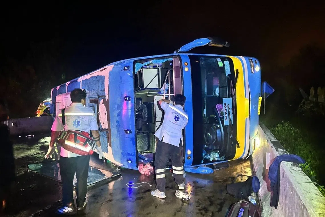 Tour bus overturns on Thailand’s Lampang-Chiang Mai highway, 12 foreign tourists injured