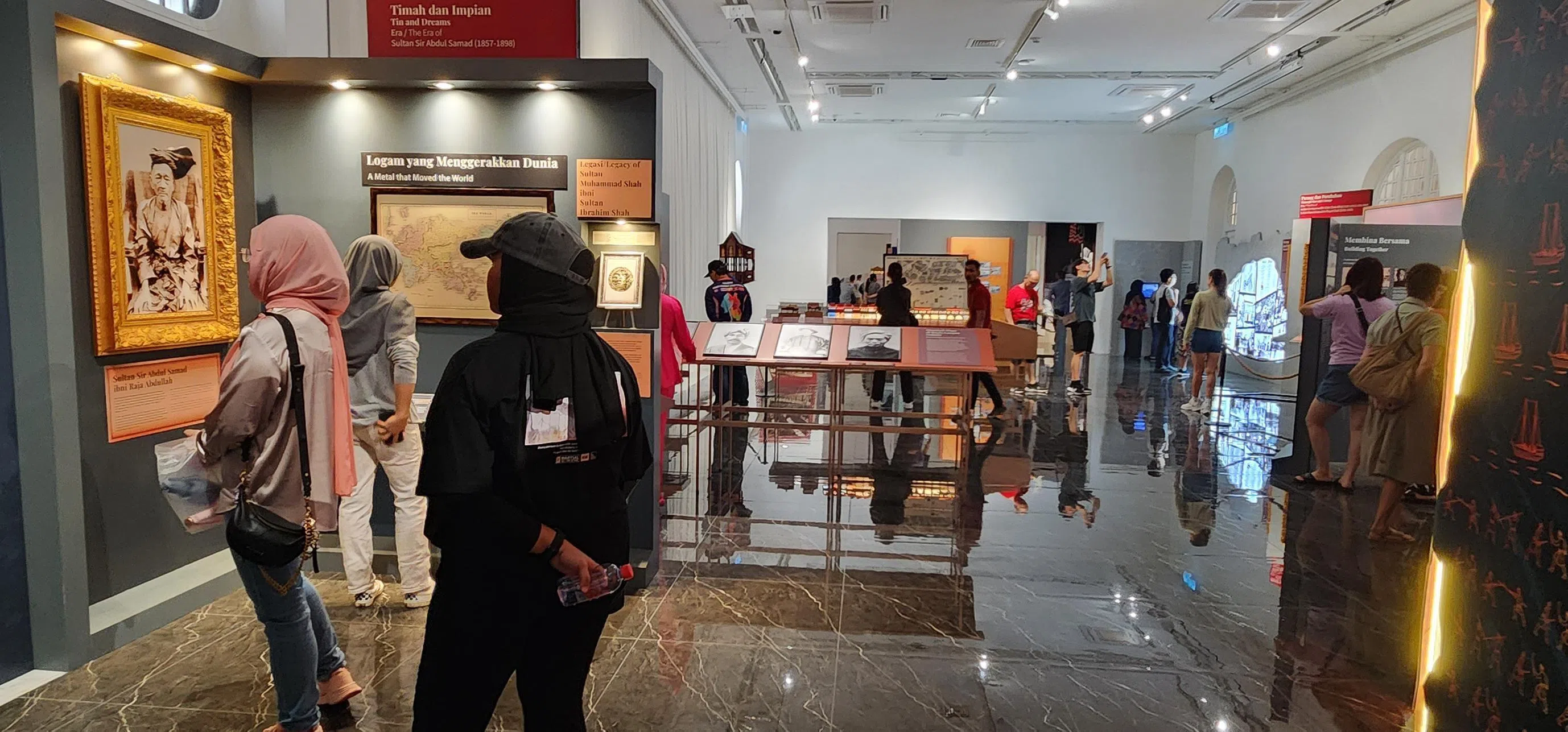 参观者探索苏丹阿都沙末大楼内的展览馆。