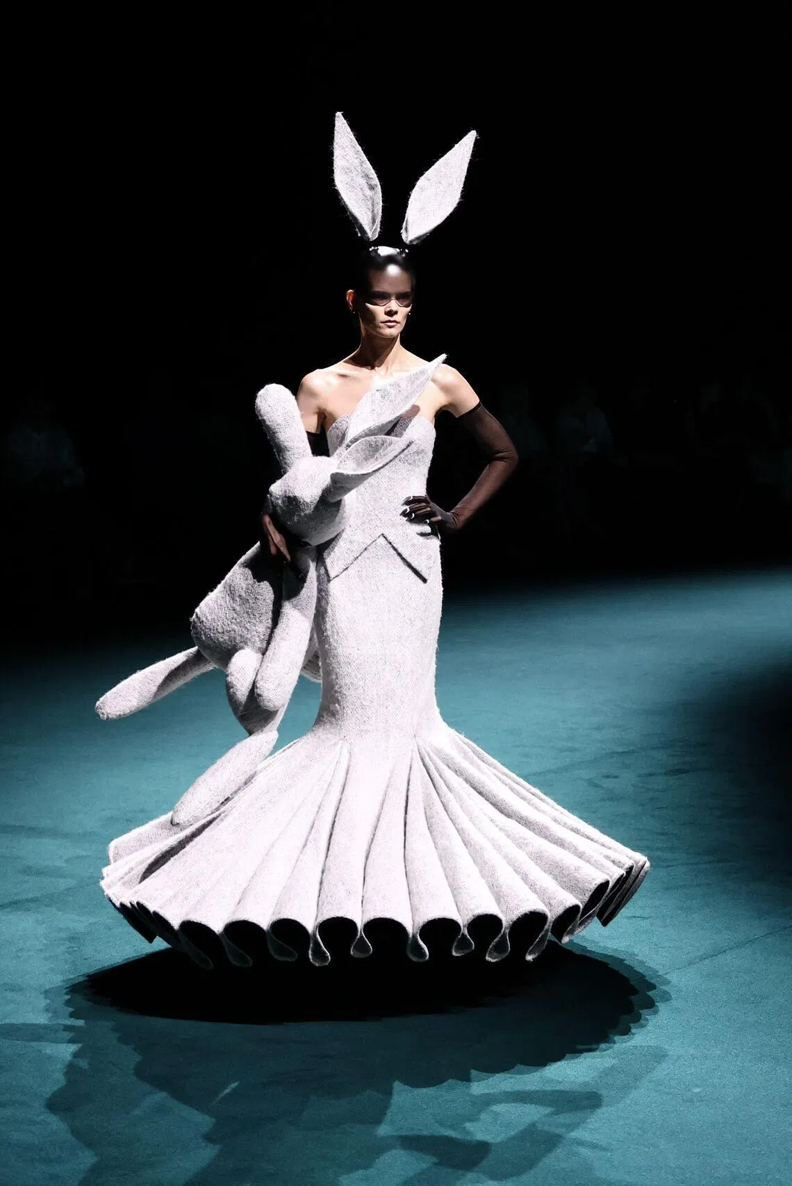 Un mannequin présente des pièces de la collection haute couture femme automne/hiver 2026-2027 de Robert Wang dans le cadre de la Fashion Week de Paris le 8 juillet à Paris.
