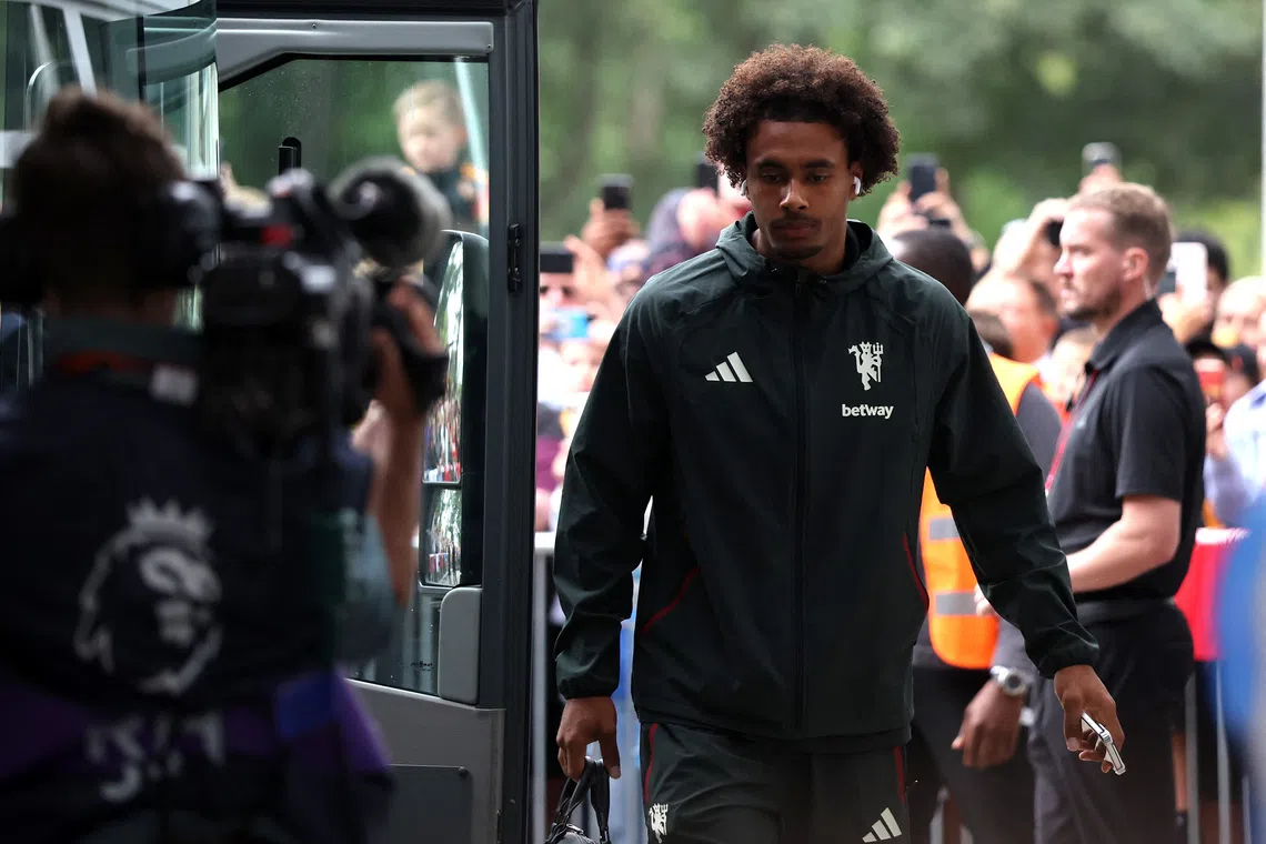 Soccer Football - Premier League - Hull City v Manchester United - MKM Stadium, Hull, Britain - August 22, 2026 Manchester United's Joshua Zirkzee arrives at the stadium before the match REUTERS/Scott Heppell